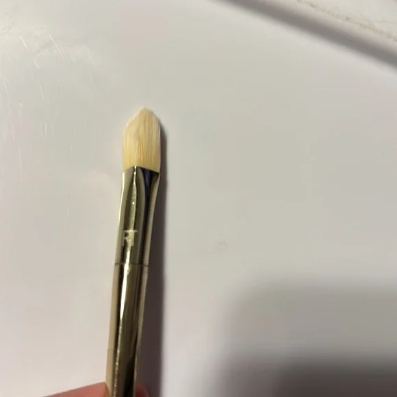Real Techniques Bold Metals Collection 102 Triangle Concealer Brush - Picture 5 of 9